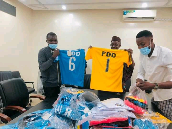 Roméo AGBOMINA offre des kits sportifs à la faculté de droit de l'Université de Lomé