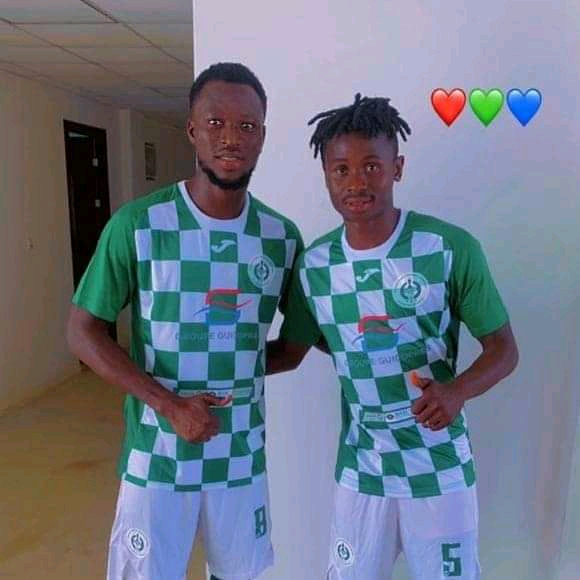 Faride Tchadenou et Nane Richard dans le nouveau maillot extérieur du Hafia FC de Conakry avant le début de la saison