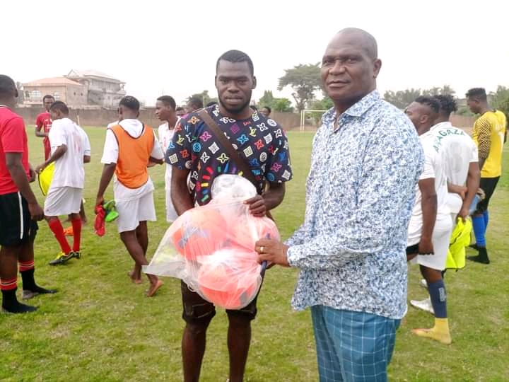 L'attaquant international togolais Ismaïl Ouro-Agoro fait dons de ballons à son club formateur et révélateur..