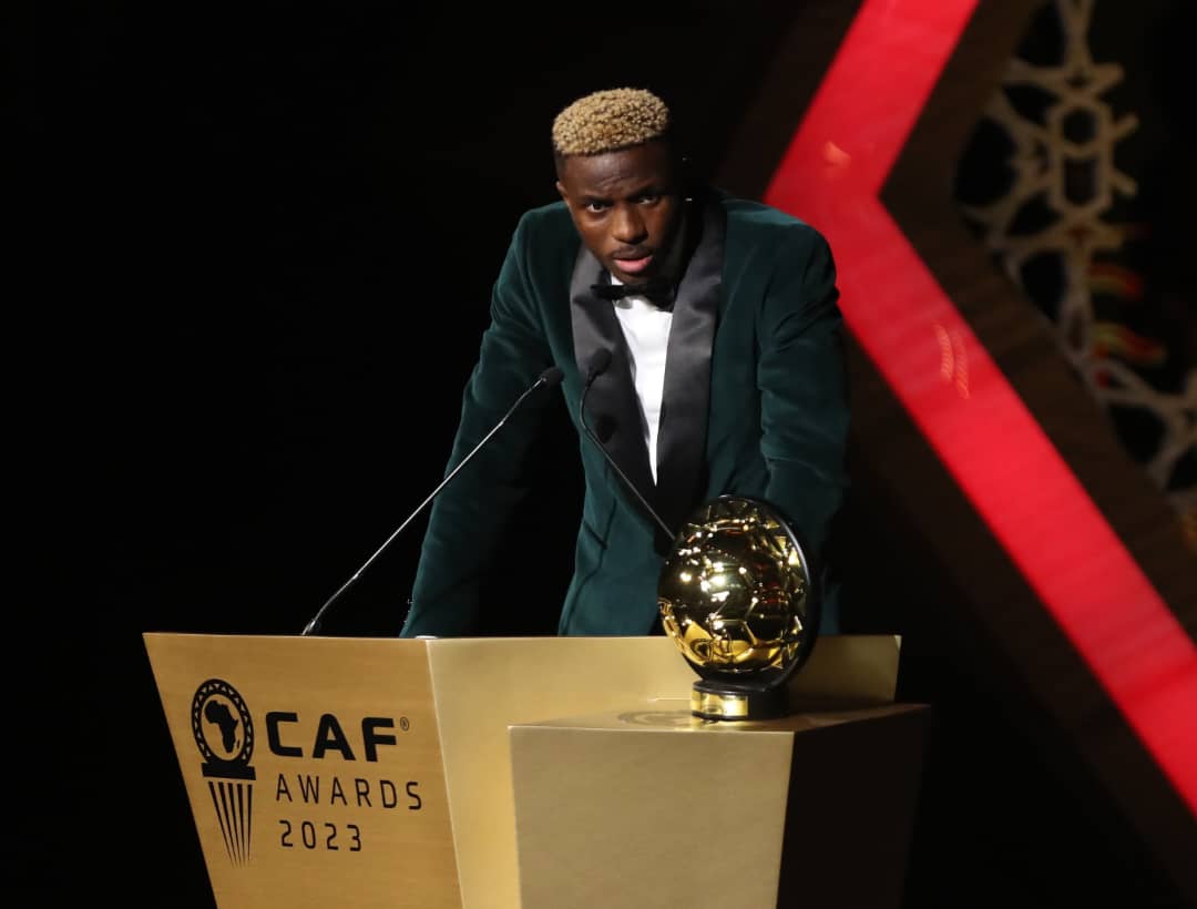 CAF AWARDS 2023 : Adebayor, Kalou, Drogba; Victor Oshimen remercie les légendes qui l'ont inspiré