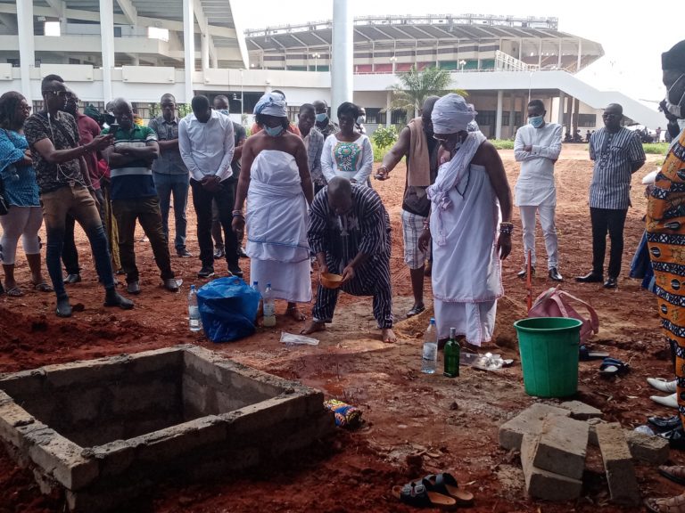 Crash de Lungi : Un rituel traditionnel en mémoire des illustres disparus après 15 ans a eu lieu hier au Stade de Kégué. 