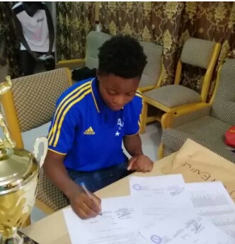 Adinda Akakpo file au Ghana pour son premier contrat pro.