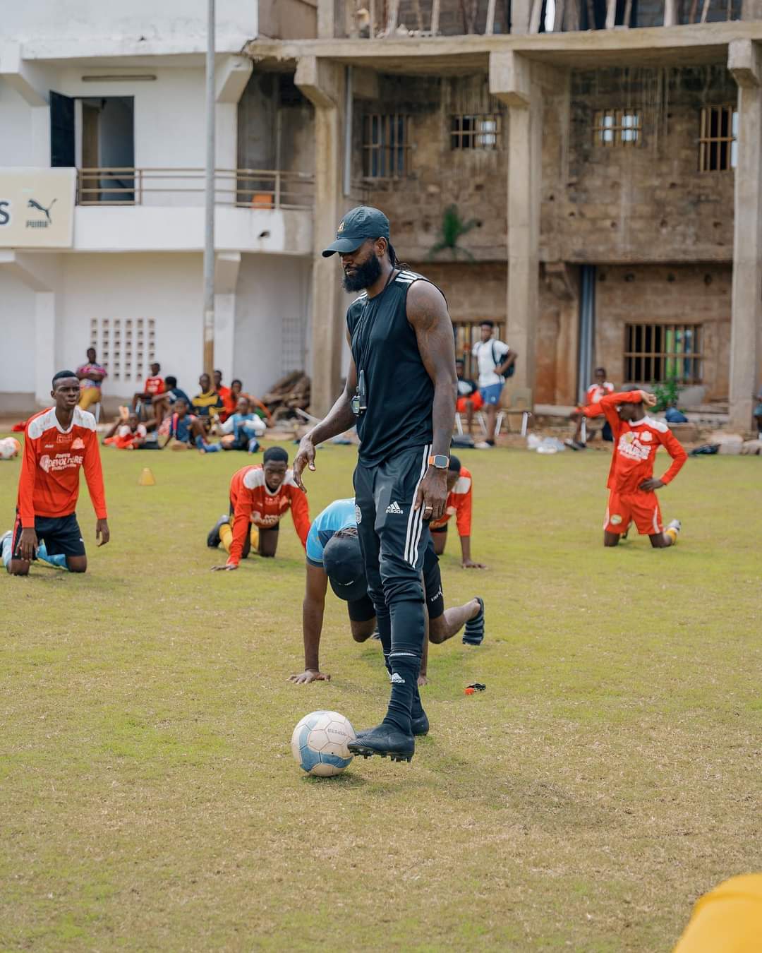 Emmanuel Adebayor Sheyi partage ses acquis footballistiques avec les enfants 